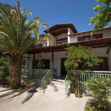 Wonderful With Huge Yard, Close To The Beach Villa Epanomi