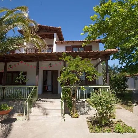 Wonderful With Huge Yard, Close To The Beach 빌라 *