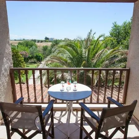 Wonderful With Huge Yard, Close To The Beach 빌라 에파노미