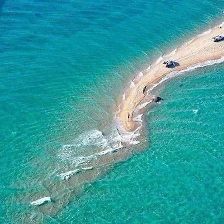 Wonderful With Huge Yard, Close To The Beach 에파노미