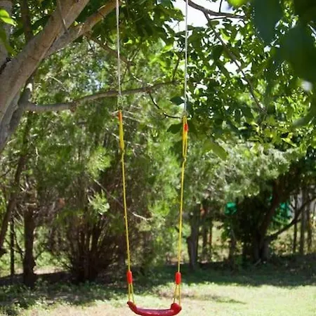 Wonderful With Huge Yard, Close To The Beach 에파노미